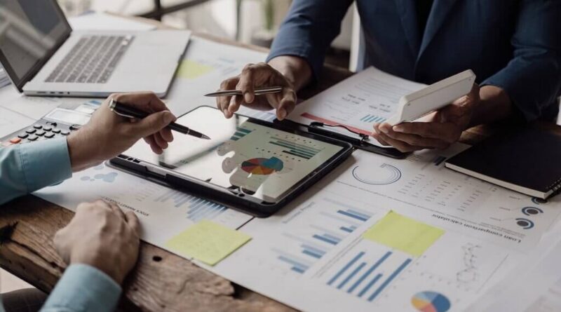 Startup funding trends in 2026 with founders presenting to venture capital investors